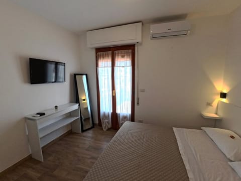 Bed, TV and multimedia, Photo of the whole room, Bedroom, air conditioner