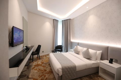 Bed, TV and multimedia, Photo of the whole room, Seating area, Bedroom