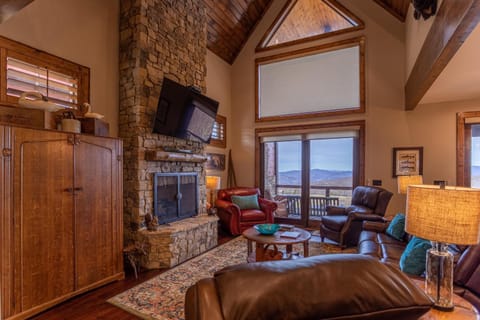 Whitetail Ridge Lodge at Eagles Nest House in Beech Mountain