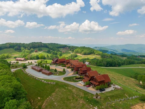 Whitetail Ridge Lodge at Eagles Nest House in Beech Mountain