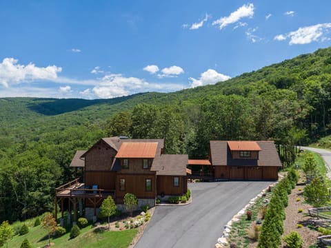 Breezeway Lodge at Eagles Nest House in Beech Mountain