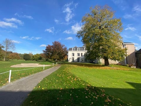 La chambre et le studio du château du golf de Bernalmont Bed and Breakfast in Liège