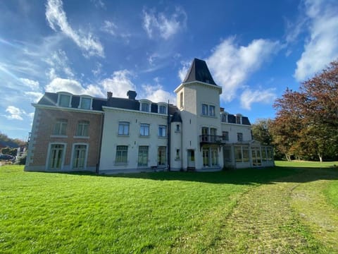 La chambre et le studio du château du golf de Bernalmont Bed and Breakfast in Liège