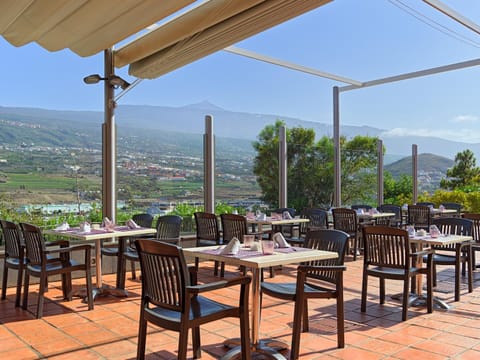 Restaurant/places to eat, Dining area, Food, Mountain view, Lunch, Dinner