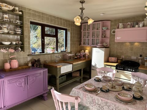 Coffee/tea facilities, Kitchen or kitchenette, Food and drinks, Dining area, Food, minibar, pet friendly, stove, toaster