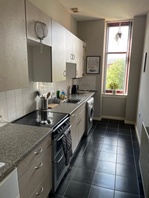 Spacious one bedroom flat, entire property. Wohnung in Greenock