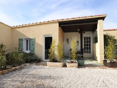 Attractive holiday home with shared pool in the Luberon House in Apt