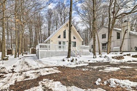 Tobyhanna Cabin with Private Deck, Lake Access! Maison in Coolbaugh Township