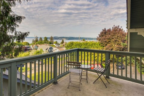 Serene Tacoma Home with Furnished Deck and Views! Haus in Tacoma