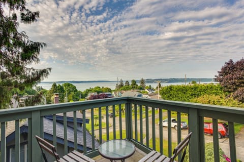 Serene Tacoma Home with Furnished Deck and Views! Haus in Tacoma