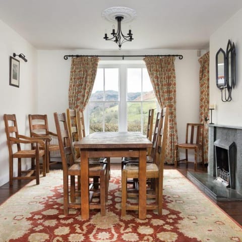 Seating area, Dining area, flat iron