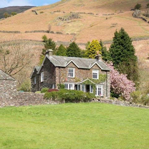 Property building, Natural landscape, Garden, Garden view, Mountain view