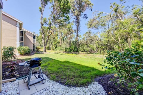 Bonita Springs Condo with Pool, Near Beaches! Appartement in Vanderbilt Lakes