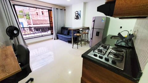 Kitchen or kitchenette, Dining area, minibar, stove