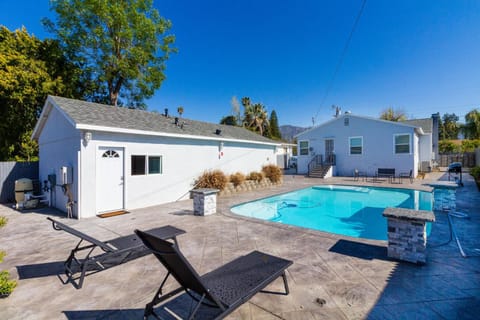 Swimming pool, sunbed
