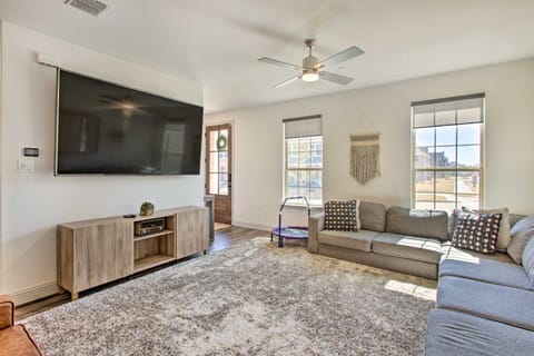 Family Townhome about 7 Mi to Lewisville Lake! Casa in Frisco