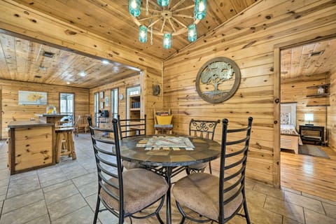 Broken Bow Getaway Covered Deck, Grill and Fire Pit Maison in Broken Bow