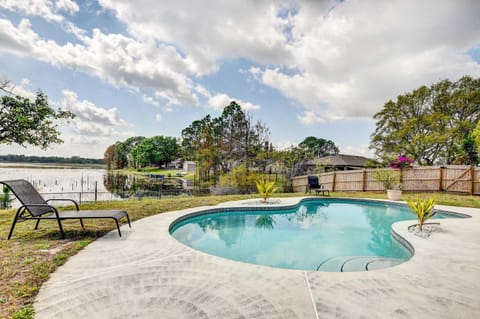 Waterfront Deltona Home with Pool and Screened Porch Casa in Deltona