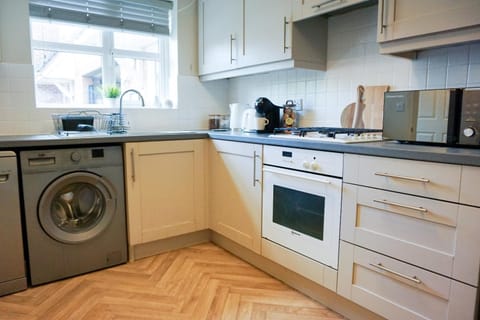 Oak House - Spacious Townhouse, FREE gated parking, perfect for corporate, contractor & Leisure guests Casa in Bedford
