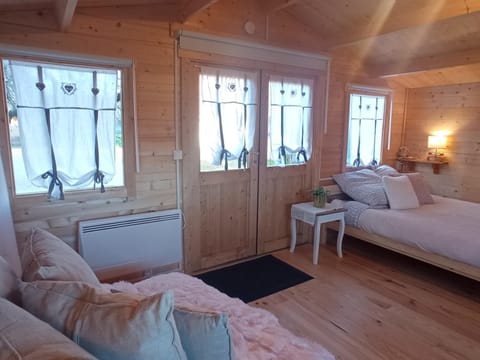 Chambre élégante dans chalet SDB partagée à proximité Campground/ 
RV Resort in Bruz