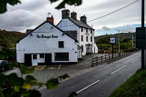 Property building, Day, Natural landscape, Landmark view, Street view, Location