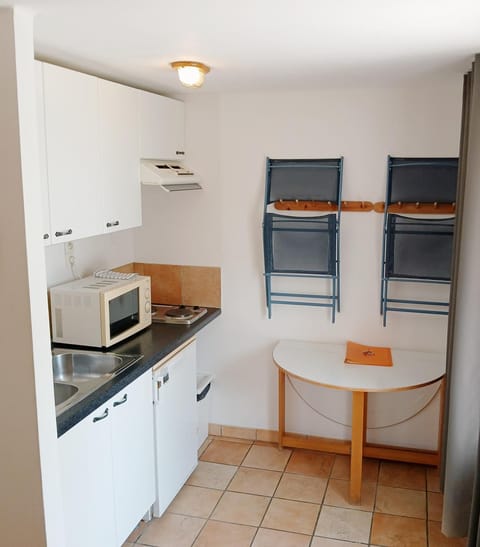Property building, Kitchen or kitchenette, kitchen