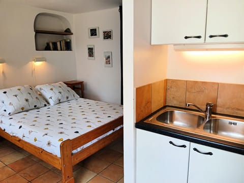 Property building, Bed, Kitchen or kitchenette, Bedroom