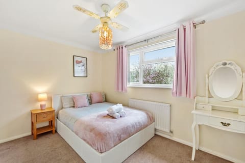 luxury 6 bedroom house in Aylesbury, Free parking Maison in Aylesbury