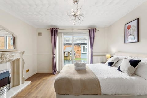 luxury 6 bedroom house in Aylesbury, Free parking Haus in Aylesbury