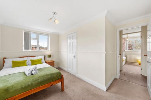 luxury 6 bedroom house in Aylesbury, Free parking House in Aylesbury