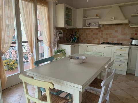 Kitchen or kitchenette, Dining area, stove