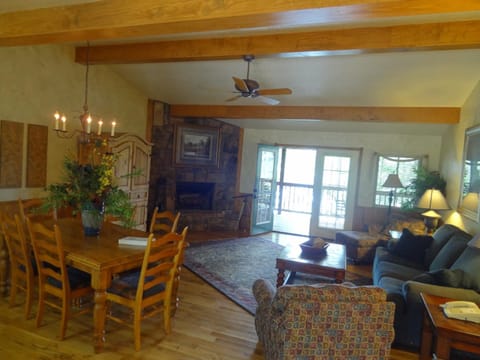 C16, Two bedroom, two bath, log-sided Harbor North luxury cottage with hot tub, cottage Haus in Lake Ouachita