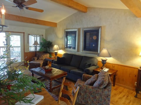 C16, Two bedroom, two bath, log-sided Harbor North luxury cottage with hot tub, cottage Casa in Lake Ouachita