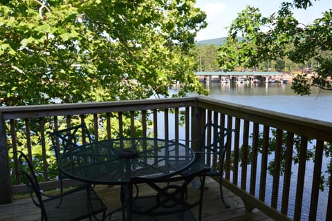 C10, Two bedroom, two bath log-sided, lake view, luxury Harbor North cottage with hot tub cottage Maison in Lake Ouachita