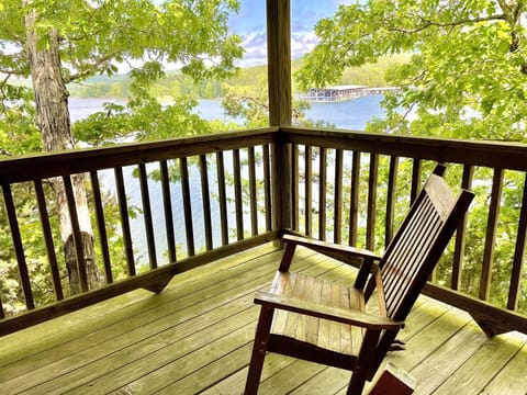 C17, Three bedroom, three bath log-sided, luxury Harbor North cottage with hot tub cottage House in Lake Ouachita