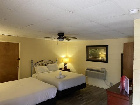 JI11, Queen Guest Room at the Joplin Inn at the entrance to Mountain Harbor Resort Hotel Room Hotel in Lake Ouachita
