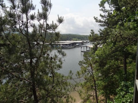C14, Two bedroom, two bath, log-sided, luxury Harbor North cottage overlooking the lake, cottage House in Lake Ouachita
