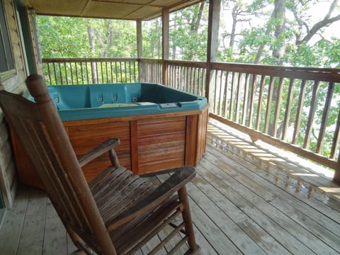 C14, Two bedroom, two bath, log-sided, luxury Harbor North cottage overlooking the lake, cottage House in Lake Ouachita