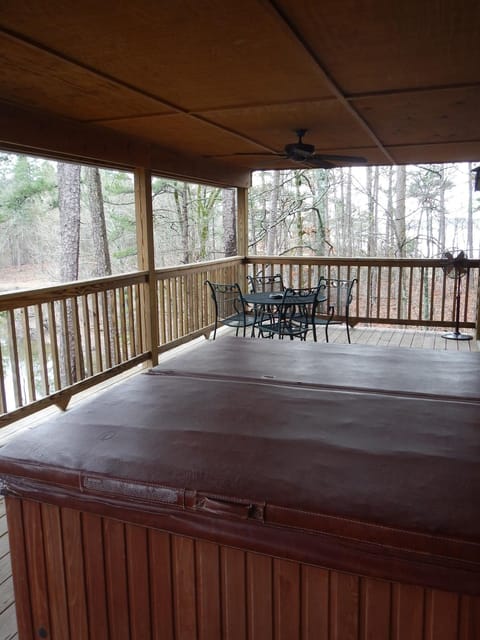 C24, Three bedroom, three bath log-sided, luxury Harbor North cottage with hot tub cottage House in Lake Ouachita