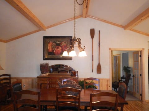 C20, Three bedroom, three bath log-sided, luxury Harbor North cottage with hot tub cottage Casa in Lake Ouachita