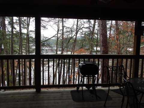 C20, Three bedroom, three bath log-sided, luxury Harbor North cottage with hot tub cottage House in Lake Ouachita