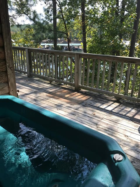 C11, Two bedroom, two bath log-sided, luxury Harbor North cottage with hot tub cottage Casa in Lake Ouachita