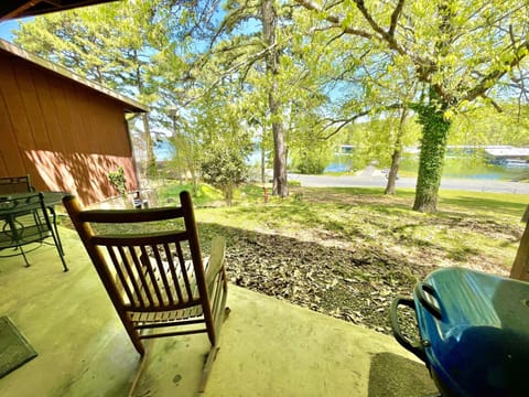 SU1, King Studio with king bed, dining area, sleeper sofa and lake view patio Hotel Room Hôtel in Lake Ouachita