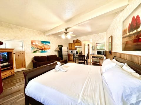 SU1, King Studio with king bed, dining area, sleeper sofa and lake view patio Hotel Room Hotel in Lake Ouachita