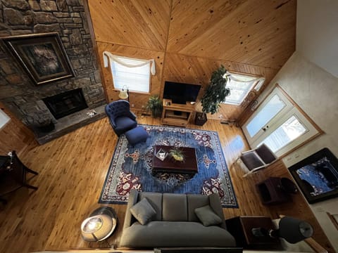 C18, Two bedroom, two bath log-sided loft Harbor North luxury loft cottage with hot tub cottage Haus in Lake Ouachita