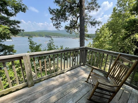 C18, Two bedroom, two bath log-sided loft Harbor North luxury loft cottage with hot tub cottage Casa in Lake Ouachita