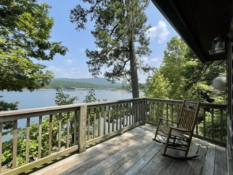 C18, Two bedroom, two bath log-sided loft Harbor North luxury loft cottage with hot tub cottage House in Lake Ouachita