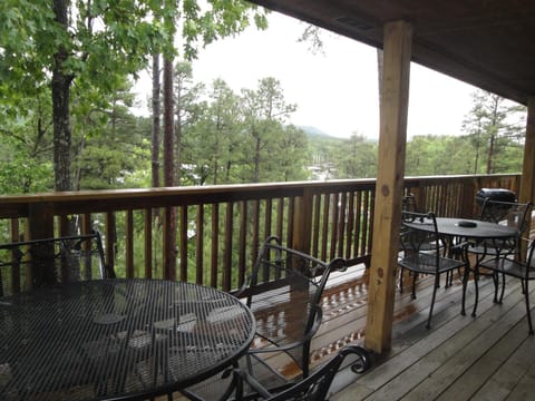 C7, Three bedroom, three bath log-sided, luxury Harbor North cottage with hot tub cottage House in Lake Ouachita