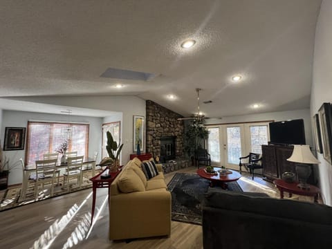37CPD, Two bedroom, two bath log-sided condo with forest view condo Apartamento in Lake Ouachita
