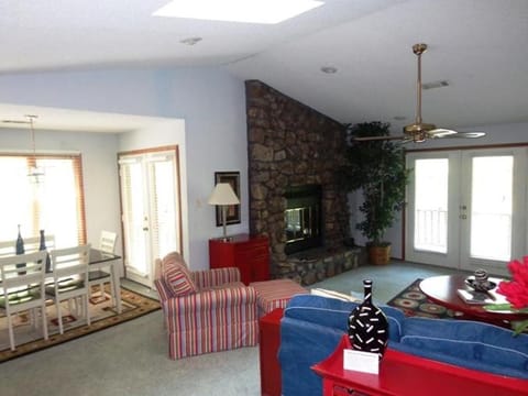 37CPD, Two bedroom, two bath log-sided condo with forest view condo Apartment in Lake Ouachita